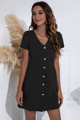 Kleid mit V-Ausschnitt und hoher Taille und Knöpfen
